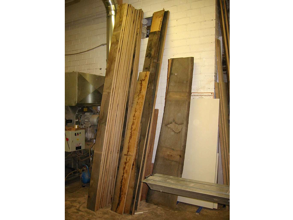 Die Rinde wird abgesägt, wir nennen das "Besäumen". Die Bretter werden grob zugeschnitten.