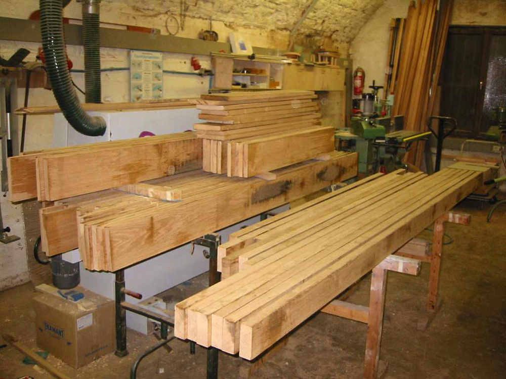 Ordentlich gestapelt liegen die Bretter für den nächsten Arbeitsschritt bereit: Das Hobeln auf die endgültige Dicke.